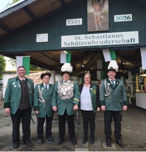 Jubiläumskönig mit seiner Begleitung, Adjudanten und Brudermeister